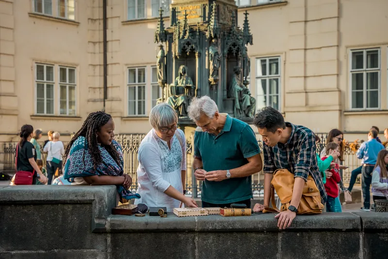 Teilnehmer beim Outdoor Escape Game in Stockholms historischer Altstadt