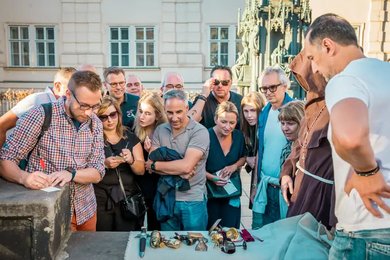 Teams bei einer Firmen-Teambuilding-Aktivität in Stockholms historischer Altstadt