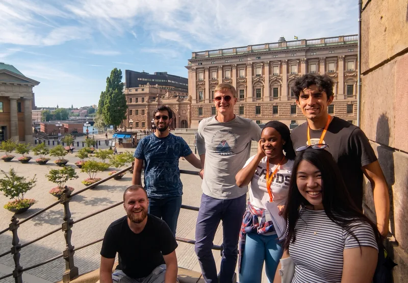 Team löser uppgifter vid Treasure Hunt Stockholm