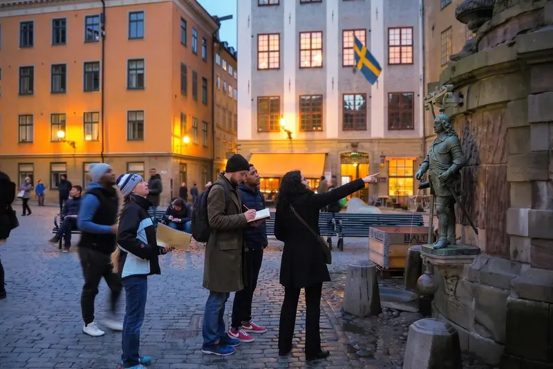 Närbild på en kodad dagbok med handskrivna ledtrådar i Treasure Hunt Stockholm