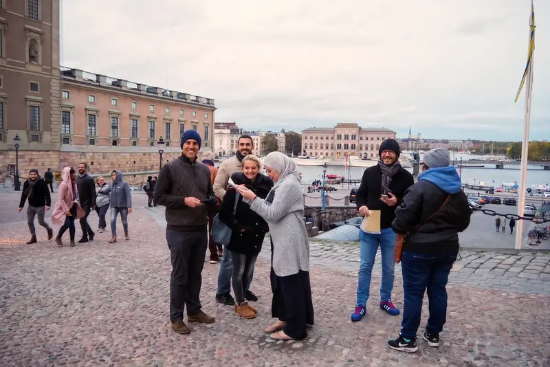 Händer öppnar en träkodmekanism med kugghjul — rekvisita Treasure Hunt Stockholm