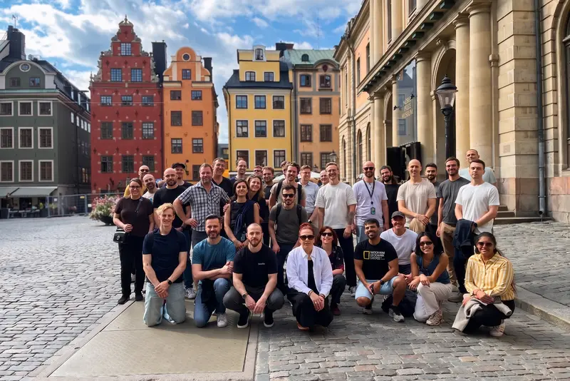 Team läser karta framför Nationalmuseum — Treasure Hunt Stockholm